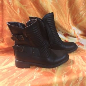 6 Dark brown buckled boots